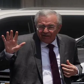 Rubén Rocha Moya, gobernador de Sinaloa, durante su llegada a una reunión que presidió Adán Augusto, secretario de Gobernación, en Palacio Nacional