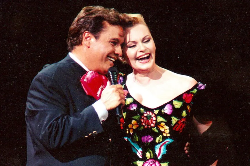 Juan Gabriel es y siempre será un ícono de la música mexicana, dejando una huella imborrable en la industria musical.