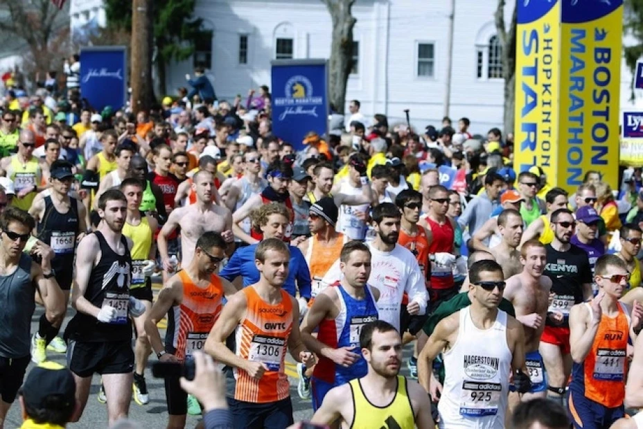Los organizadores del Maraton de Boston invitaron a los corredores del 2013 a finalizar la carrera en 2014