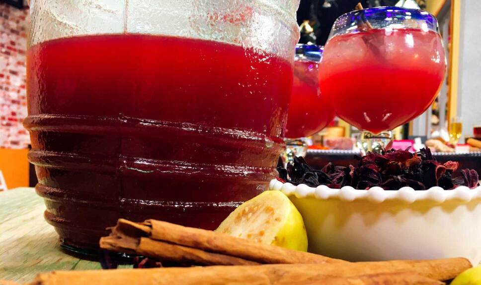 Receta Agua de jamaica con guayaba Cocineros Mexicanos