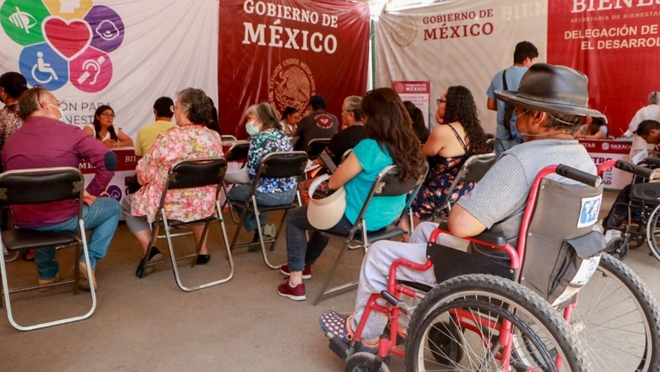 Personas esperando registrarse al programa de Pensión para el Bienestar de personas con discapacidad en Hidalgo