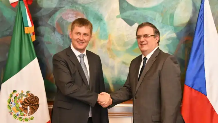Ebrard república checa.jpg