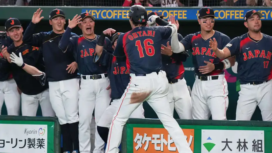 Ohtani celebra luego de batear un jonrón en el Clásico Mundial de béisbol.