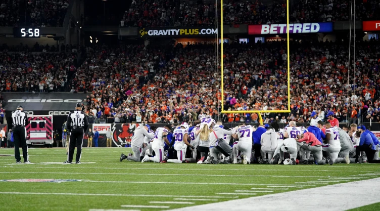Jugadores de los Bills y Bengals rodean a Damar
