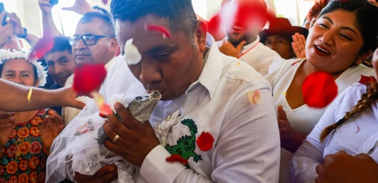 Alcalde de Oaxaca se casa con caimán en San Pedro Huamelula
