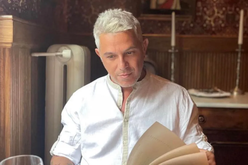 Alejandro leyendo.jpg