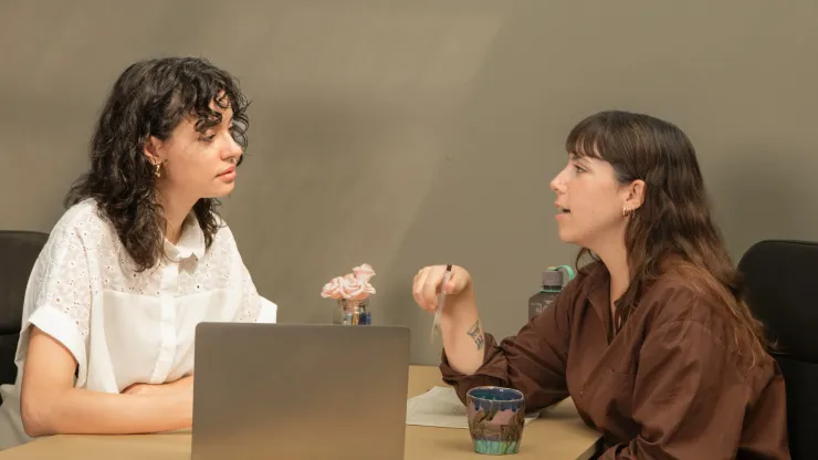 Personas hablando