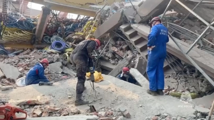 Equipos de rescate trabajan sin descanso tras el terremoto en Myanmar.