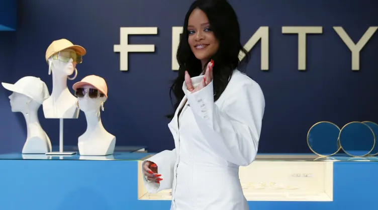 La cantante Rihanna, la primera mujer negra en la historia al frente de una marca de lujo parisina, devela los primeros diseños de su marca Fenty en una tienda pop up en París. Imagen, AP.