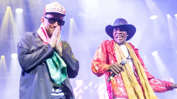 Damon Albarn con gorra de Chivas.jpg