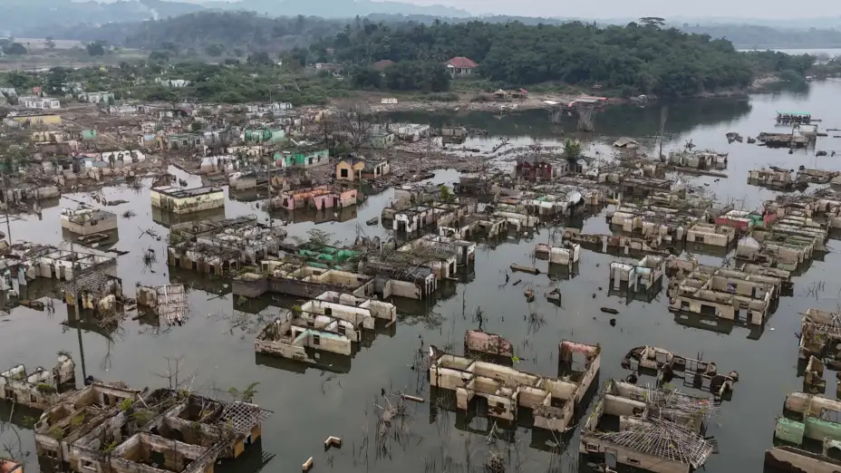Casas ante sumergidas por un embalse sobresalen por la sequía en Lebak, Indonesia.