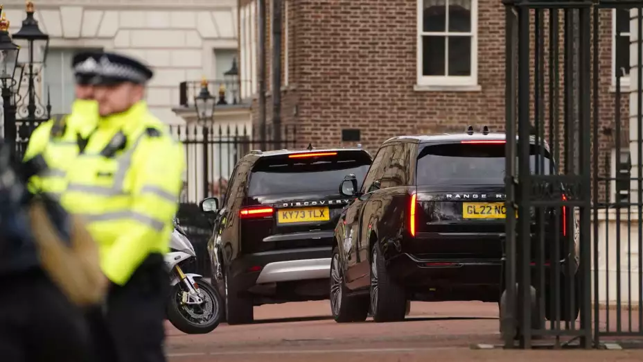 El príncipe Enrique llega a Clarence House en un convoy de autos.