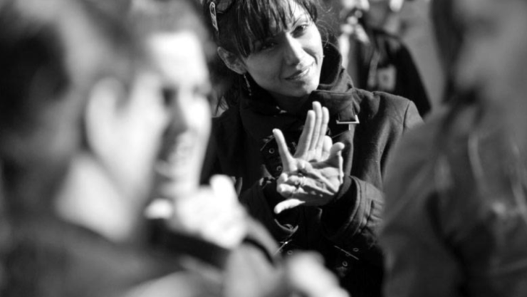 Persona comunicándose por medio del lenguaje de señas