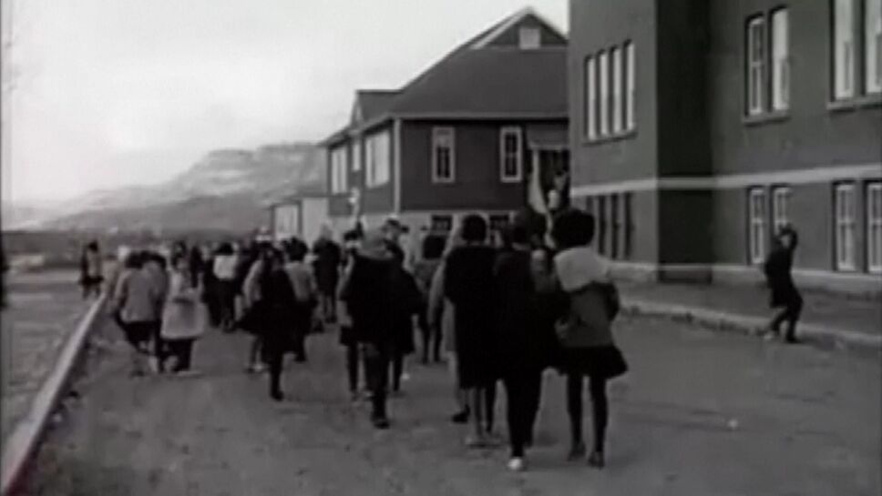 En Columbia Británica hallaron los restos de 215 niños que estudiaron en la Kamloops Indian Residential School. El sistema de escuelas residenciales era una red de internados para niños de pueblos indígenas de Canadá que buscaba alejarlos de sus tradiciones y reemplazarlas por creencias eurocanadienses. Se cree que entre 3,200 y hasta más de 6,000 niños fallecieron en estas instituciones a causa de abusos y violaciones a sus derechos.