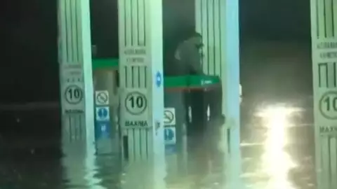 Empleado de gasolinera se queda atrapado por lluvia en Edomex