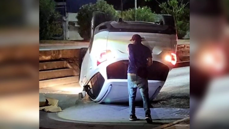 ¡Madrugada accidentada! Fuerte volcadura se registró la mañana de este viernes en la Av. López Portillo en Cancún: Esto se sabe