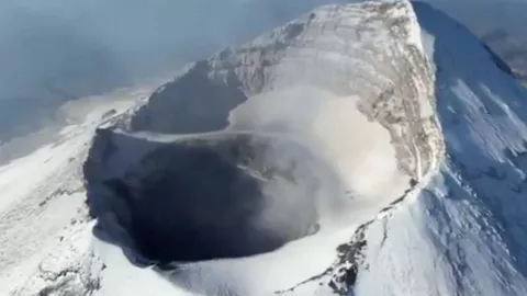 Vapor, gases y ceniza revelan impresionante video de sobrevuelo al cráter del Popocatépetl, hoy 7 de marzo.jpg