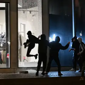 Vandalismo durante proteststas en Francia.