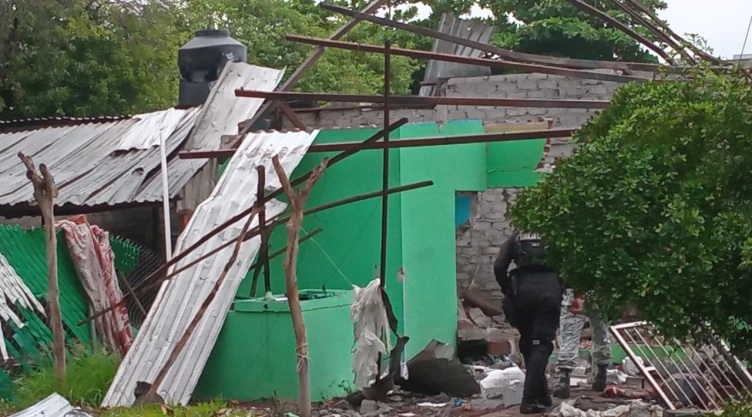 Suman 7 muertos por estallido de taller clandestino de explosivos en Apatzingán