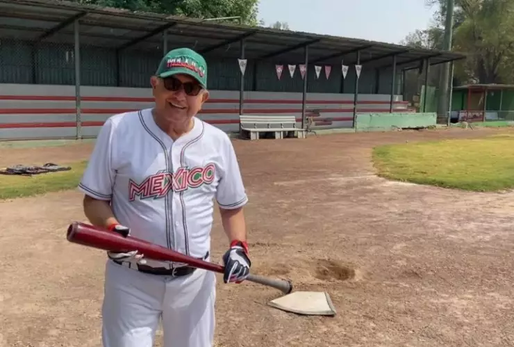 AMLO publicó un video en donde se le apreció practicando beisbol