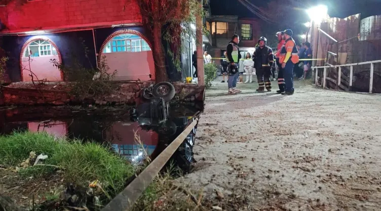 Accidente en Xochimilco: Auto cae en canal y deja una mujer lesionada