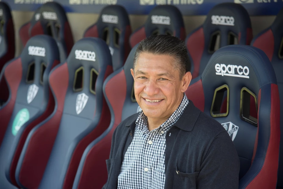 Ignacio Ambriz, en el campo del Alcoráz del Huesca