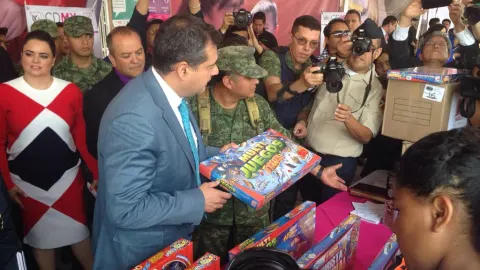 Amieva entrega juguetes por armas