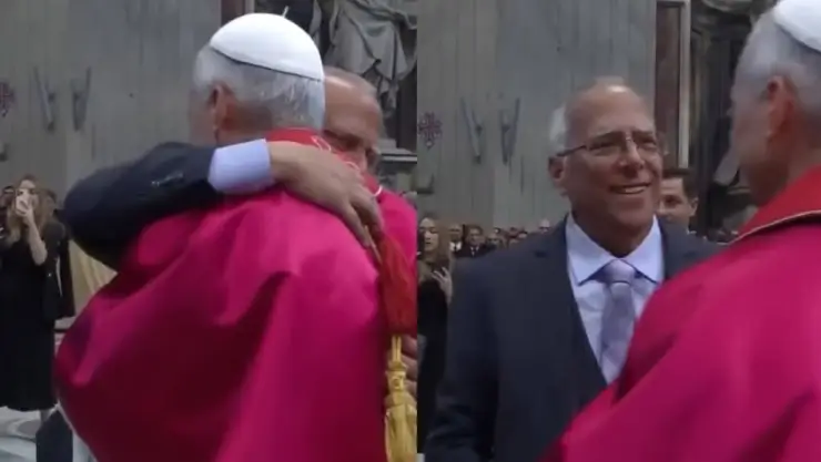 Papa-León-XIV-rompe-protocolo-al-abrazar-a-su-hermano.jpg
