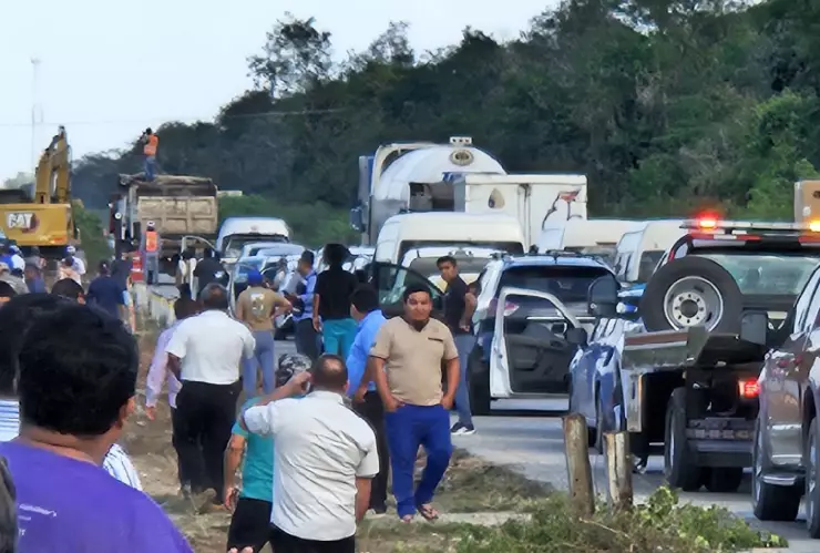 Fuerte accidente de una pipa deja intenso caos vial en la Mérida Cancún