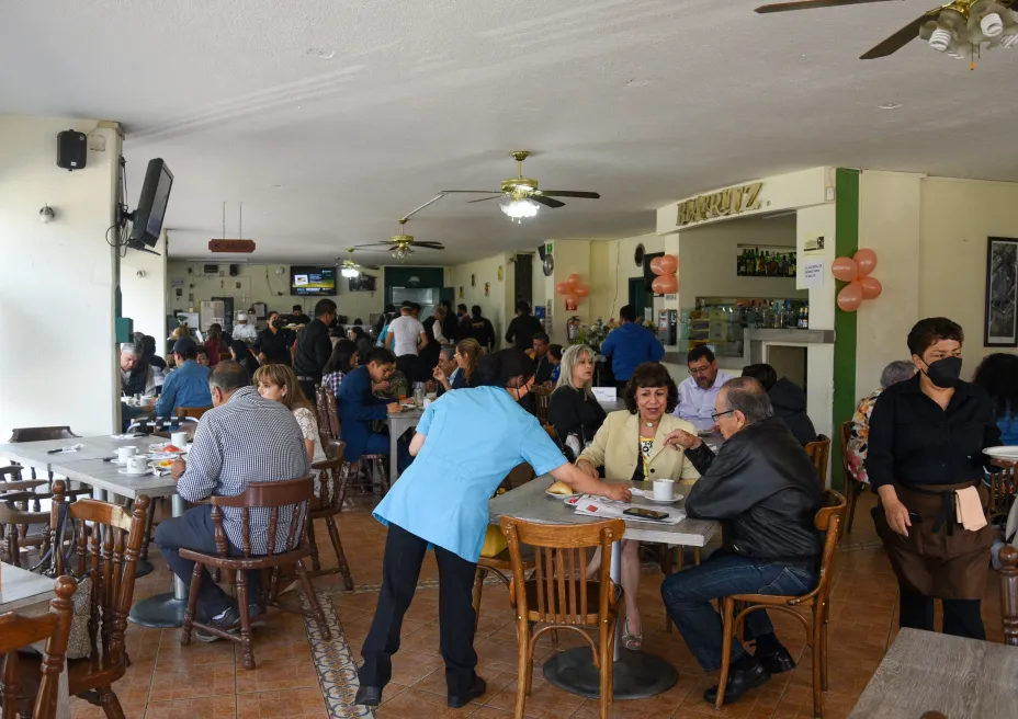 En los festejo por el día de la Mamá muchas personas acudieron a restaurantes de la capital mexiquense, en los cuales se pudo observar una gran afluencia de personas.
