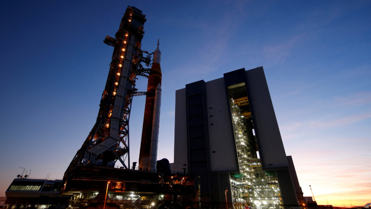 El cohete lunar de próxima generación de la NASA, el Sistema de Lanzamiento Espacial (SLS), con la cápsula tripulada Orión, regresa desde su plataforma de lanzamiento al Edificio de Ensamblaje de Vehículos para reparaciones antes del lanzamiento de la misión Artemis II en el Centro Espacial Kennedy en Cabo Cañaveral, Florida, EE. UU., el 25 de febrero de 2026. El lanzamiento está programado para no antes del 1 de abril de 2026.