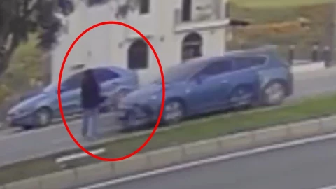 Joven es atropellada al cruzar la calle mirando su teléfono y sale volando por los aires