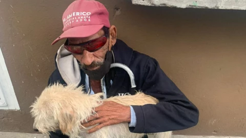 hombre invidente encuentra a su perrito