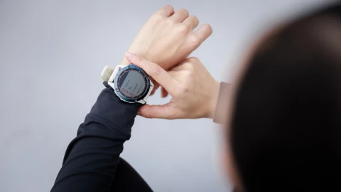 Mujer ajusta su reloj de pulsera