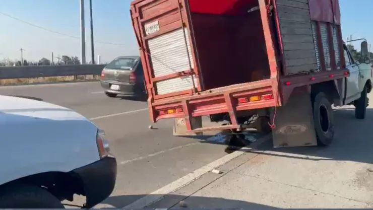 VIDEO: Camioneta casi se salió del Periférico Ecológico de Puebla tras accidente hoy; tráfico intenso