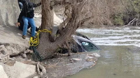 Mueren tres personas luego de caer en su auto al río en Pabellón de Arteaga; esto se sabe