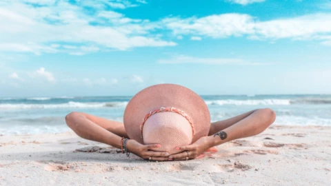 Persona tomando el sol