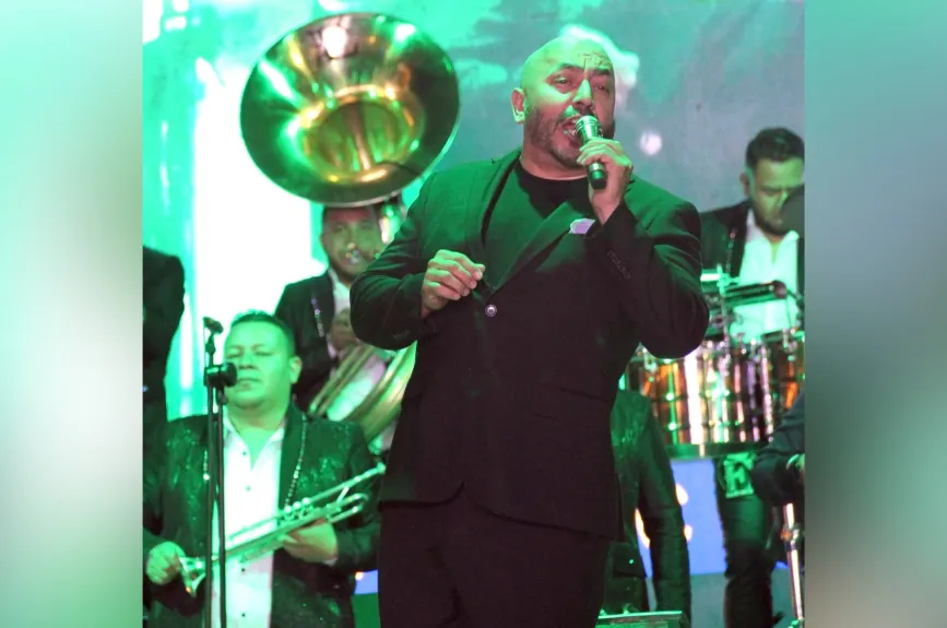Antes de ser cantante, Lupillo fue gerente en la disquera Cintas Acuario, fundada por su padre, lo que lo preparó para conocer los entresijos del negocio musical y fundar su propio camino artístico.