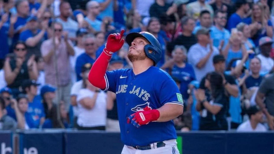 Alejandro Kirk primer mexicano jonrón Serie Mundial.png