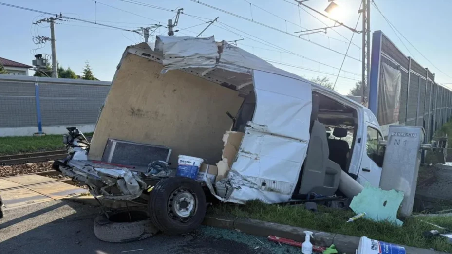 Camioneta es arrollada por un tren: chofer sobrevive en Polonia