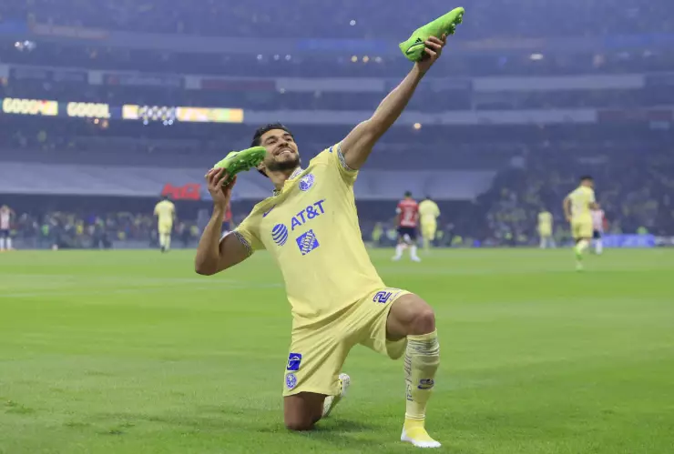 Henry Martín celebra un gol con el Club América