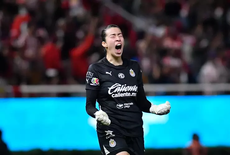 Celeste Espino festeja gol de Chivas Femenil