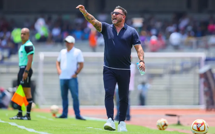 Antonio Mohamed dirige un partido con Pumas