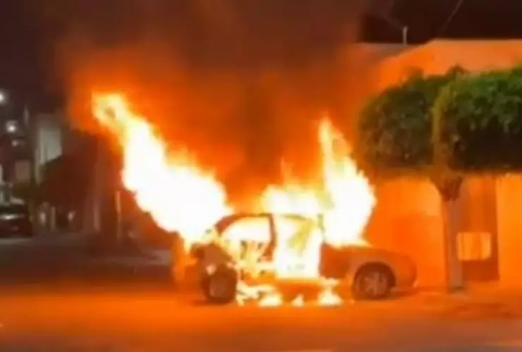 Incendio de vehículo moviliza a Bomberos de Tijuana durante la madrugada
