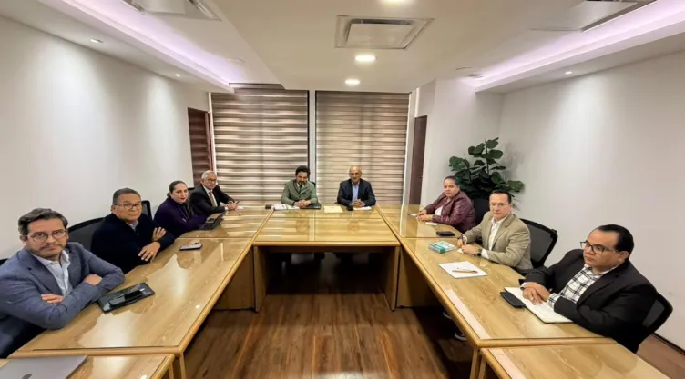 IMSS y sindicato negocian mejoras salariales y condiciones laborales