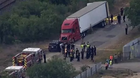 Localizan tráiler abandonado con migrantes asfixiados. 