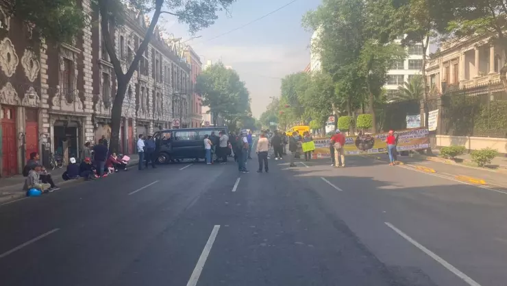 Integrantes de la CNTE bloquean las inmediaciones de la Segob