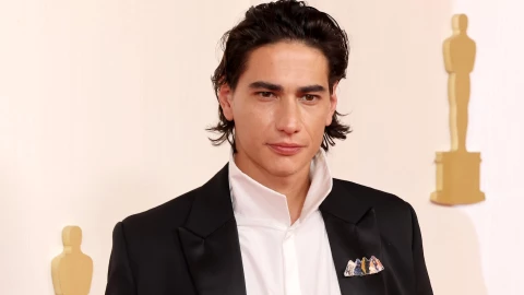 enzo vogrincic alfombra roja premios oscar 2024.jpg