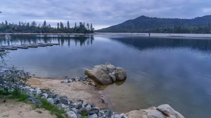 Bass Lake es un pintoresco lago conocido por sus impresionantes vistas a las Sierra y es considerado uno de los lagos más bonitos de California