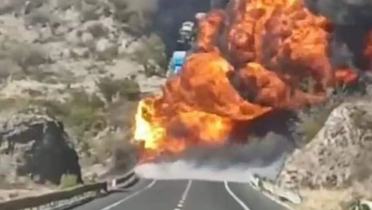 Choque entre pipa y tractocamión provoca cierre en la carretera Cuacnopalan -Oaxaca hoy 7 de marzo de 2024